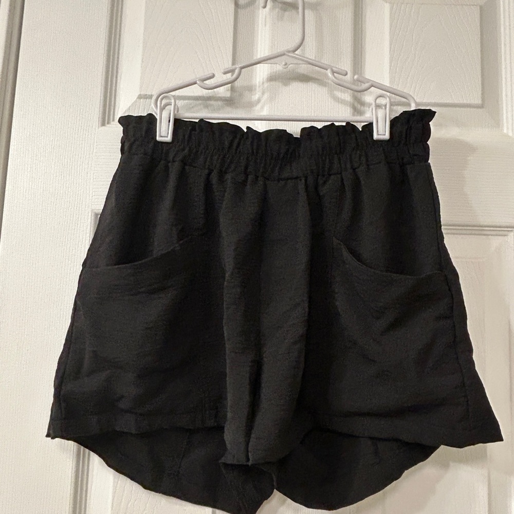Classic Concepts Black Flowy Pull-On Shorts w/ Pockets Size L